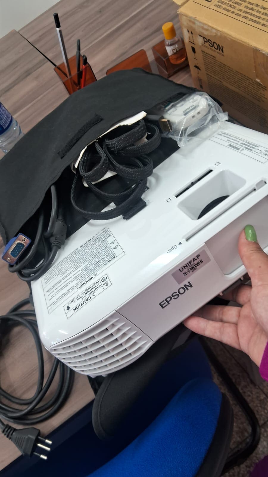 Eq 05- Data Show Completo Cabo de força, Cabo HDMI novo e um cabo VGA (bolsa preta) para manusear