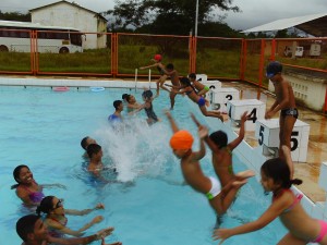 Alunos do município na piscina da Unifap