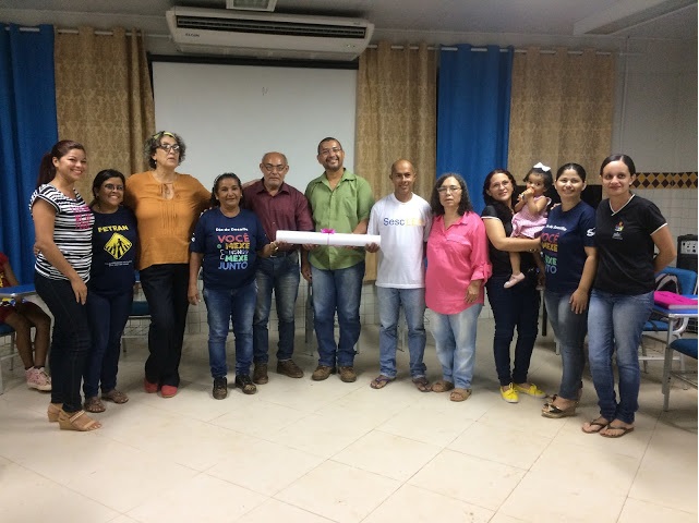 Entrega da carta escrita pelos alunos da EJA ao Secretário Municipal de Meio Ambiente.