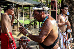 FOTO 2 Indígenas Palikur-Arukwayene tocando