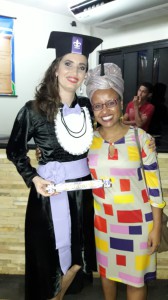 A professora do curso de Letras Lucinéia Alves ao lado da professora Maïté Sallé