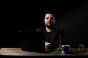 Prof. Dr. Luís Cláudio Ferreira da SilvaProfessor de Língua e Literatura Francesa, tradutor e pesquisador na área de Letras, com experiência no ensino superior e na educação básica. Doutor em Estudos Literários pela UNESP/Araraquara, com tese sobre autoficção brasileira contemporânea e suas relações com o mercado e a sociedade do espetáculo. Mestre em Letras pela UEM, com pesquisa voltada à crítica materialista e à identidade em narrativas de Jacques Poulin e José Saramago. Licenciado em Letras Português/Francês, atua nas áreas de Literatura Brasileira, Portuguesa, Francófona, Teoria Literária e Ensino de Língua Francesa. Tem ampla produção acadêmica e literária, com artigos, capítulos e livros publicados incluindo obras autorais de ficção sob o nome artístico Luigi Ricciardi. Atua também como editor-assistente, revisor ad hoc de periódicos e parecerista de projetos de fomento.