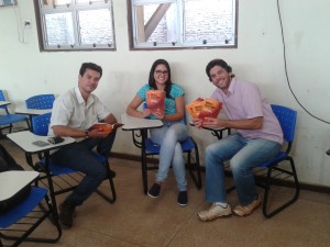 Prof. Hilton Aguiar, profa. Nádia Eugênio e prof. Mário Neto com os exemplares em mãos
