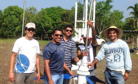Equipe  - Montagem do aerogerador no âmbito do Projeto de Pesquisa de Desenvolvimento de um Sistema Híbrido Solar-Eólico de Bombeamento de Água do Prof. Dr. Alaan Ubaiara (29/09/2014)